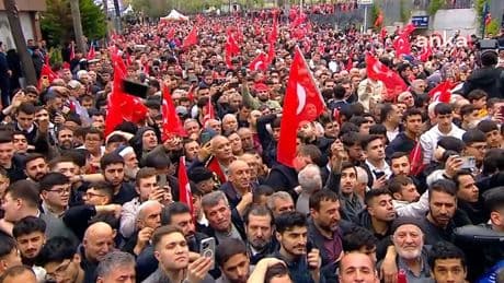 "AKP sebep, enflasyon sonuçtur" pankartı açan işçinin tahliye talebi reddedildi