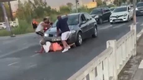 Çarptığı kadının üzerinden geçip kaçmaya çalıştı!