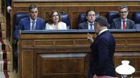 Abascal abandona el pleno del Congreso tras llamar “corrupto” y “traidor” a Sánchez