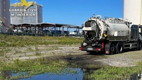 Descubiertos in fraganti vertiendo residuos contaminantes en el Puerto de Bilbao