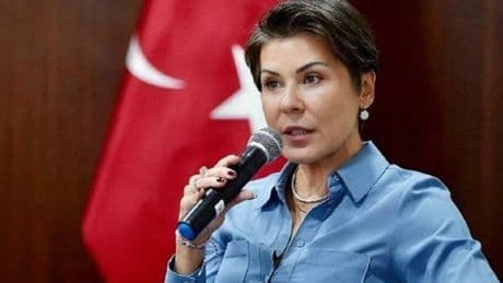 Kadın genel müdürü yerde yatırdılar