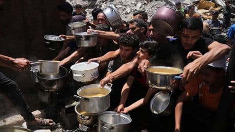 Drei Monate Blockade: Israel lässt Hilfsgüter in den Gazastreifen