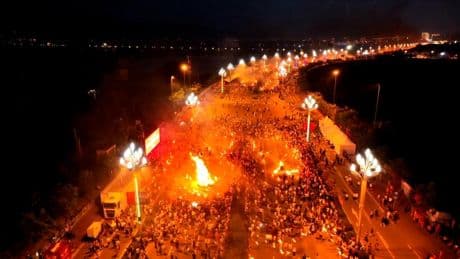 Miles de personas celebran el Festival de las Antorchas Yi en Sichuan con hogueras y tradiciones ancestrales