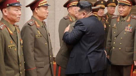 Kim Jong-un rinde homenaje entre lágrimas a los "heroicos" soldados norcoreanos que lucharon contra Ucrania