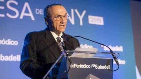 El presidente de Prensa Ibérica, Javier Moll, recibe la Creu de Sant Jordi