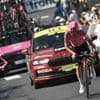 Tour de France. Une voiture de commissaires de course sanctionnée pour… conduite dangereuse