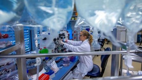 Comment les traitements anticancéreux font la fortune des laboratoires pharmaceutiques
