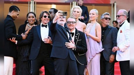 Tom Cruise und Kollegen: Gruppenselfie auf dem roten Teppich in Cannes