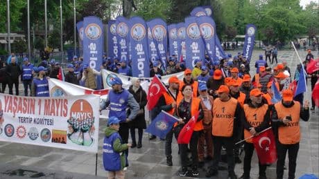Düzce'de işçilerden 1 Mayıs yürüyüşü: "Gelir vergisi adil hale gelsin"