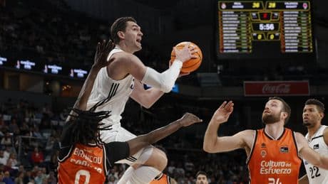 El Real Madrid recupera la sonrisa tras ganar al Valencia Basket y refuerza el liderato de la Liga Endesa