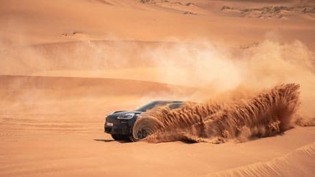 Porsche, la Cayenne Elettrica arriva dal futuro