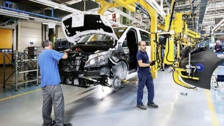 Las exportaciones de Euskadi crecen un 4,5% en abril con el impulso de Mercedes, CAF y Petronor