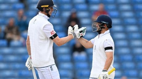 Zak Crawley and Ben Duckett boost England hopes against India with resilient partnership on tense final day