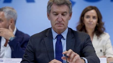 Feijóo augura una próxima legislatura en la que el PP tendrá que hacer una «limpieza total» del Gobierno