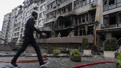 Guerre en Ukraine, jour 1244 : Jean-Noël Barrot à Kiev, frappes russes sur Kiev