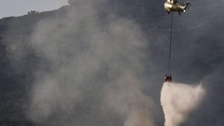 Los incendios forestales avanzan en seis comunidades con casi 6.000 desalojados