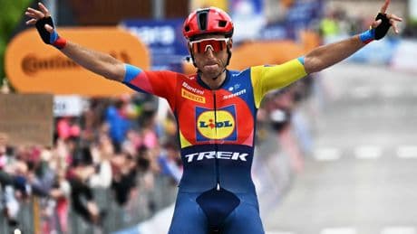 El español Carlos Verona gana la decimoquinta etapa del Giro y Roglic se cae del grupo de favoritos