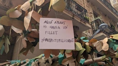 Robos y destrozos en la decoración del carrer Fraternitat de Dalt