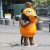 „Hier wurde ein Stück Kindheit angegriffen“: Unbekannte setzen Maus-Figur vor dem WDR in Köln in Brand
