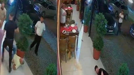 Eğlence mekanı önünde silahlı çatışma! Anbean güvenlik kamerasına yansıdı