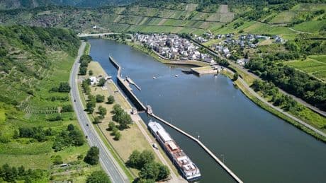 Mosel: Erste Schiffe passieren beschädigte Schleuse flussaufwärts