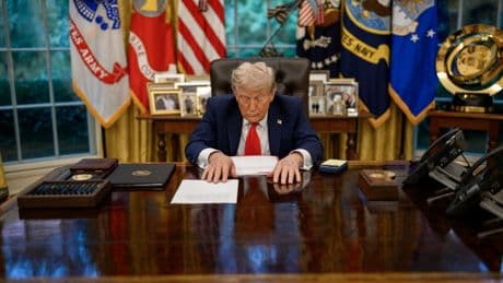 Trump’ın, ticaret komisyonu üyesini görevden alma kararına geçici onay