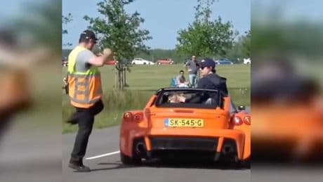 Verkeersregelaar is woest en schopt tegen peperdure Donkervoort