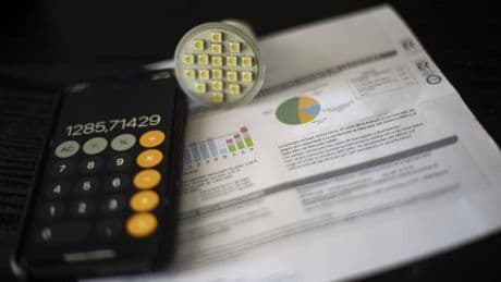Más 280 comercializadoras con casi 500 tarifas de la luz: cómo conseguir el mejor precio y ahorros del 35% en la factura