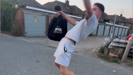 „Ich breche zusammen” - Mann auf High Heels der Freundin