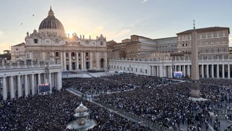 [En direct] Les fidèles du monde entier célèbrent l'élection du pape Léon XIV