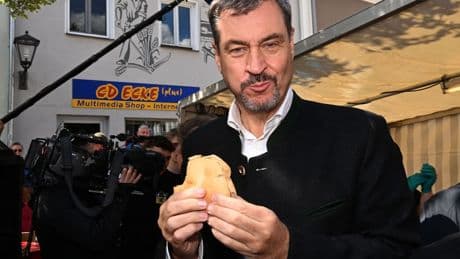 Viechtach: Söder grillt – Peta protestiert