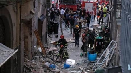 Napoli, esplosione in pieno centro: un morto e 4 feriti