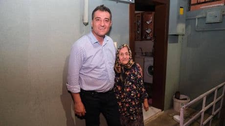 Başkan Köse Ayşe teyzeyi evinde ziyaret etti, kendisine iletilen taleplerini dinledi