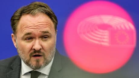 Bruselas prohíbe la importación de gas ruso y defiende que Naturgy y Repsol podrán romper sus contratos sin indemnizar a Putin alegando "fuerza mayor"