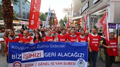 Van'da kayyımın işten çıkardığı işçilerin eylemi sürüyor