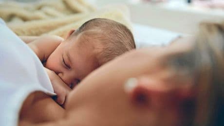 Co-dodo, co-sleeping : ce que recommandent les pédiatres pour la sécurité des bébés