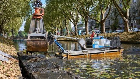 Düsseldorf: Kö-Graben – Amphibienfahrzeug entfernt Algen, Laub und Äste