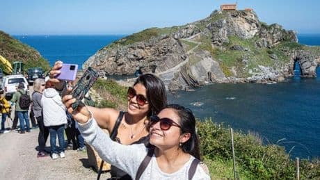 Interrumpen una misa en San Juan de Gaztelugatxe porque el cura sufre un mareo