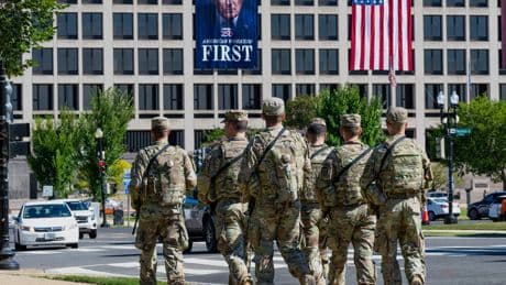 Tropas en Washington y destituciones en la Reserva Federal: Trump abraza la deriva autoritaria en Estados Unidos