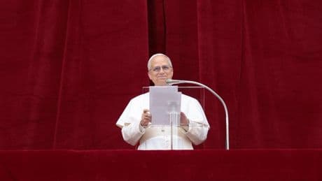 León XIV reza para que se obre 'el milagro de la paz' en Gaza y Ucrania en su primer Regina Caeli