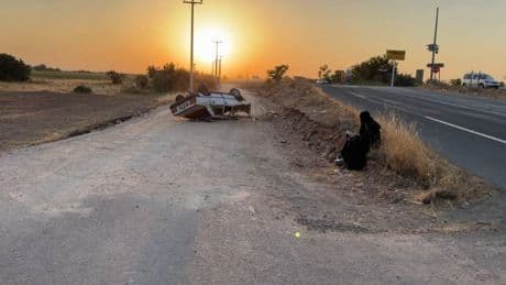 Ters dönen otomobilden çıktı, yaptığı ilk iş şükür oldu