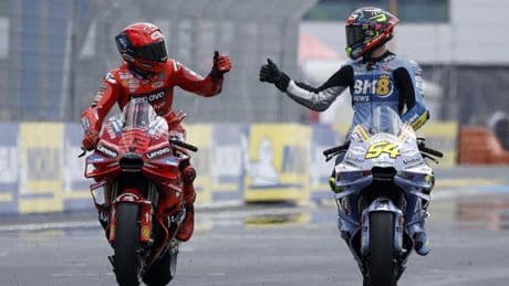Aldeguer, primer 'podio' y toque a su ídolo Marc Márquez