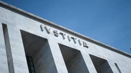 "Ucciso con crudeltà". Cinesi a processo dopo aver colpito a forbiciate il ladro