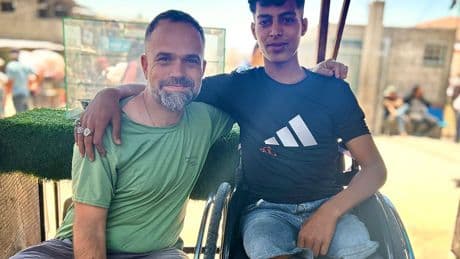 El anestesista español que fue evacuado en 2023 vuelve a Gaza: “Atacan a civiles adrede, he operado a niños con un disparo en la cabeza”