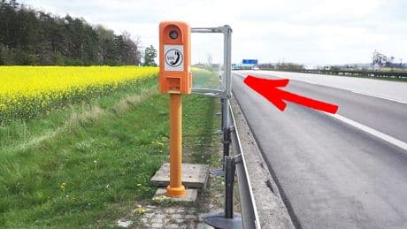 Nicht überall zu finden: Warum haben manche Notrufsäulen eine Schutz-Scheibe?