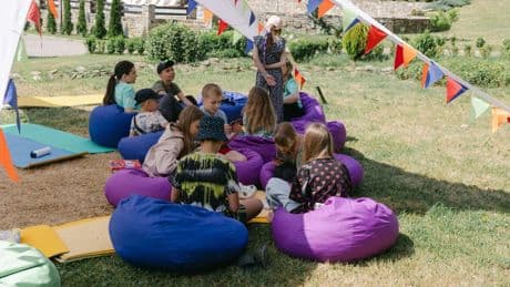 Kinder in der Ukraine: Strammstehen oder sprechen – zwei Sommerlager, zwei Wege durch den Krieg