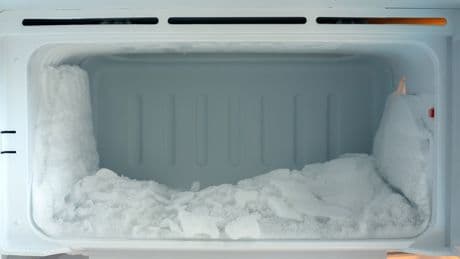 Los trucos para quitar el hielo del congelador de forma fácil y rápida