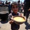 “Israël staat droppen hulpgoederen boven Gaza terug toe” - “Kwart van kinderen in Gaza jonger dan vijf jaar is ondervoed”