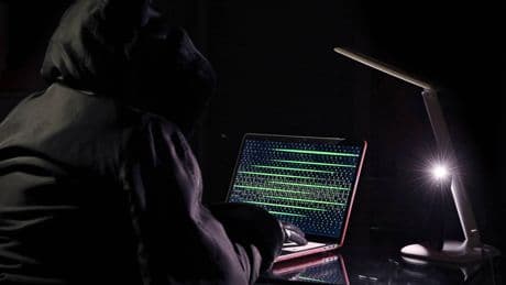 Email personalizzate provenienti da utenti verificati con tanto di badge, è allarme per la nuova truffa