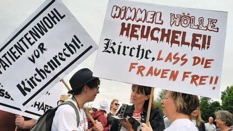 Nach Protesten gegen Klinik-Abtreibungsverbot – Gericht weist Klage von Chefarzt ab